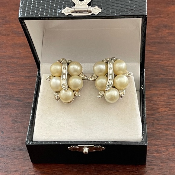 1950s imitation pearl & baguette crystal diamond silver tone clip on earrings - Picture 3 of 7